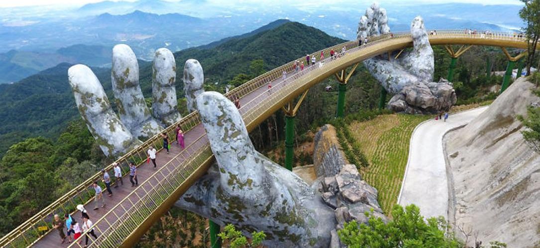 Imagini pentru Podul de aur din Da Nang